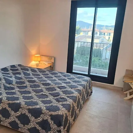Apartment Marcogdu- Proche De Saint-tropez Pour 4 Personnes Avec Vue Sur La Marina *